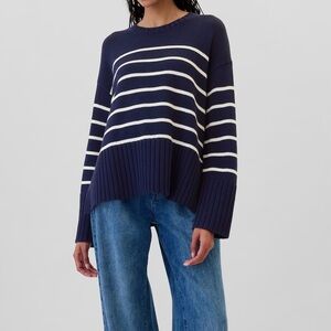 NWT Gap Women’s Oversized 24/7 Split-Hem Crewneck Sweater, navy blue and white